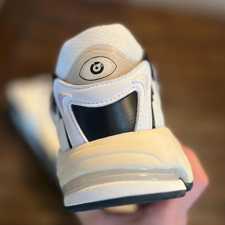 Response CL Surfaces in a Clean Black & White Colorway