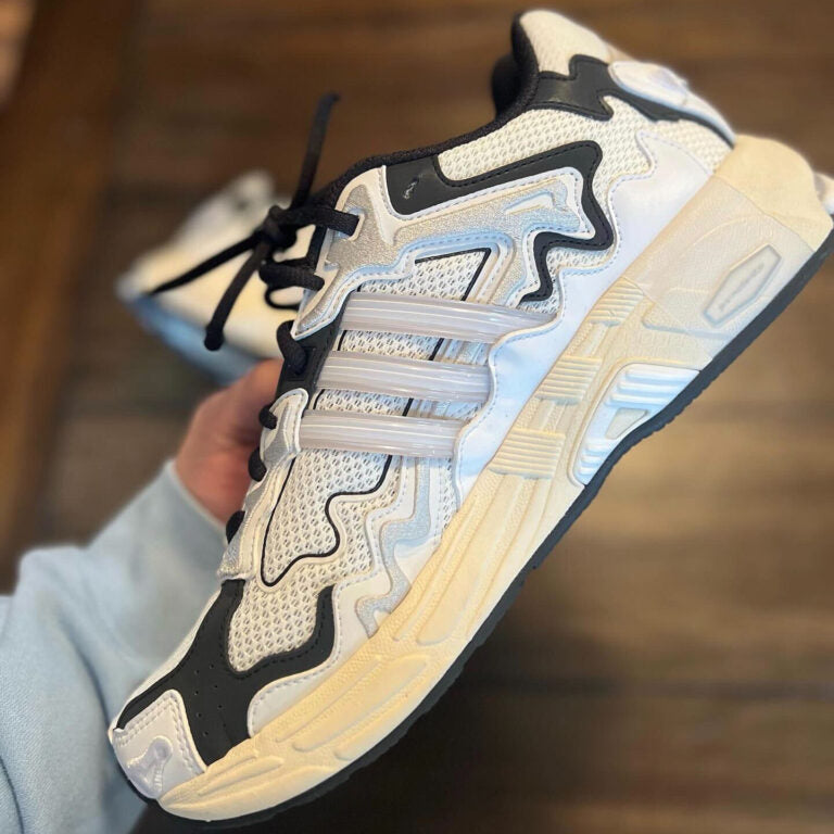 Response CL Surfaces in a Clean Black & White Colorway